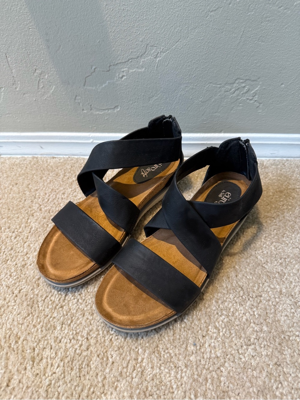 Like NEW Eurosoft Comfortable black leather sandal